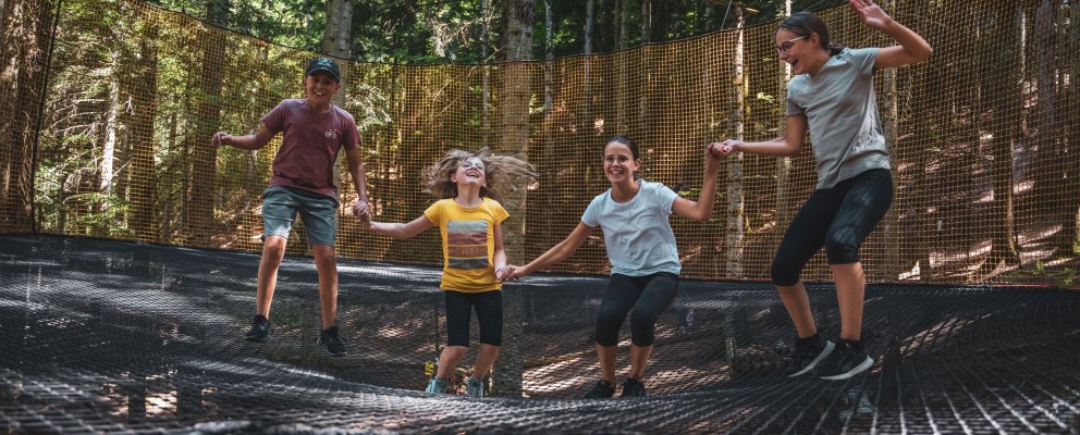 Groupes d'enfants sautant dans le filet géant du Pays Suspendu des Géants !