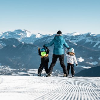 Famille avec jeunes enfants au ski