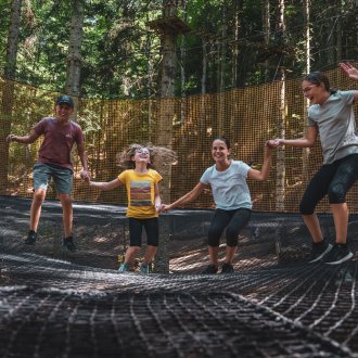 Groupes d'enfants sautant dans le filet géant du Pays Suspendu des Géants !