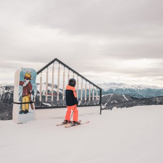 Enfant skiant dans le boardercross