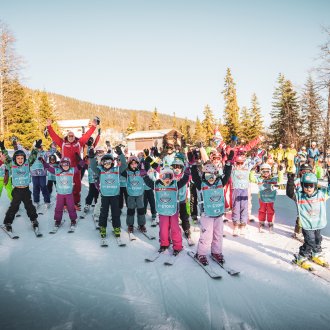 Groupes d'enfants avec moniteurs ESF