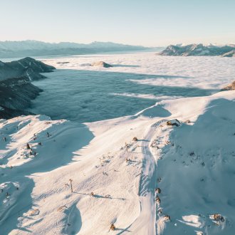 Vue drône sur le domaine skiable, au-dessus de la mer de nuage.