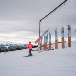 Jeune skieuse sur le boardercross