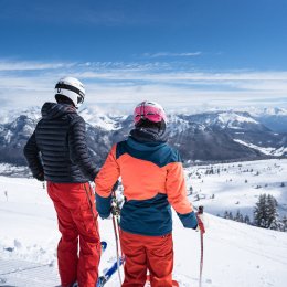 Jeunes adultes skieurs debout devant le paysage