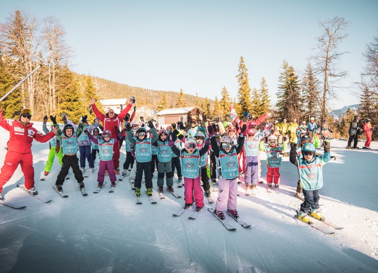 Groupes d'enfants avec moniteurs ESF
