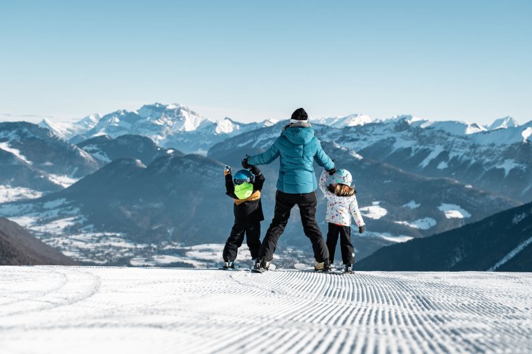 Famille avec jeunes enfants au ski